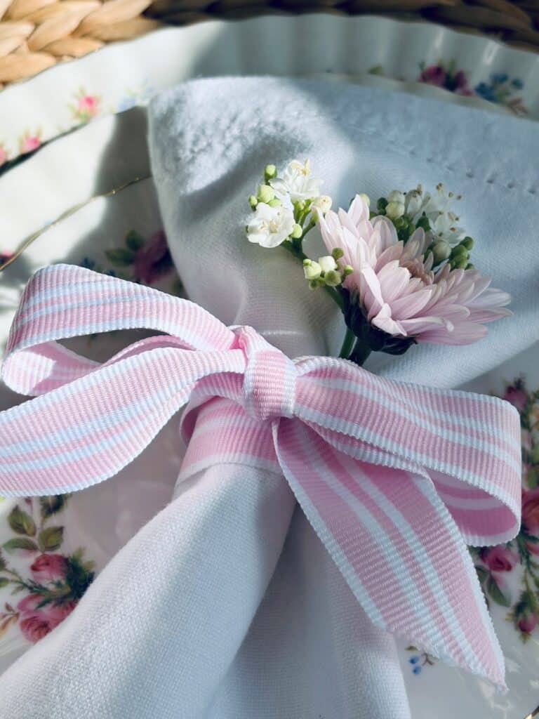 Napkin with bow and flowers