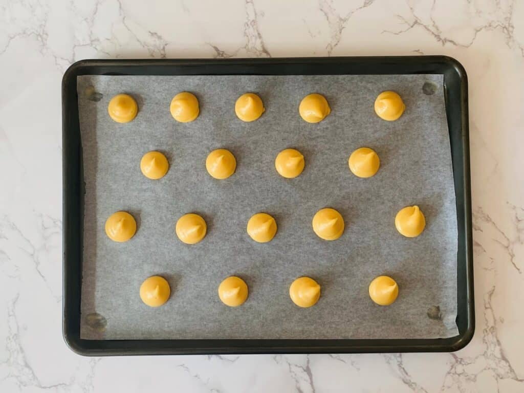 Piped vanilla daisy choux puffs
