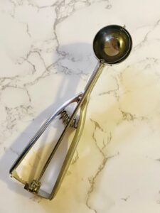Small 4cm icecream scoop for mini vanilla cupcakes with edible flowers