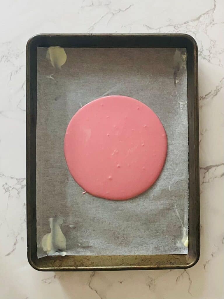 Coloured white chocolate disc for Lemon & Blackberry Sandwich Cake 