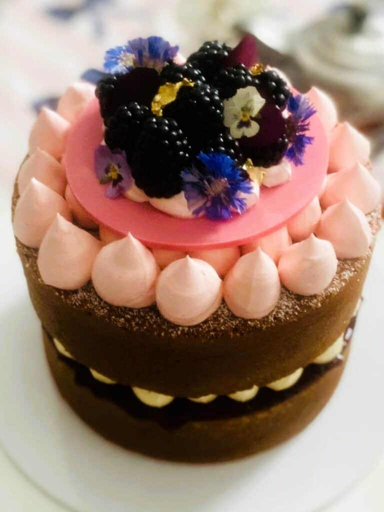 Lemon and blackberry sandwich cake finished version