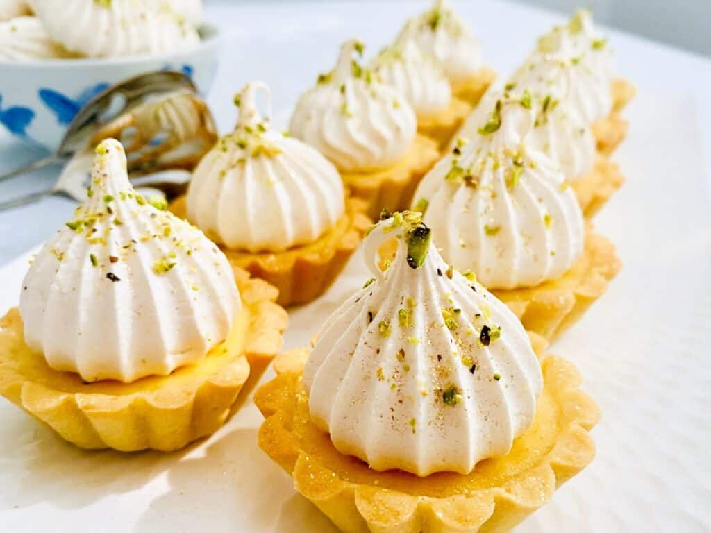 Lemon tartlets with pistachio meringues 