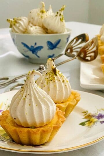 Lemon tartlets with pistachio meringues
