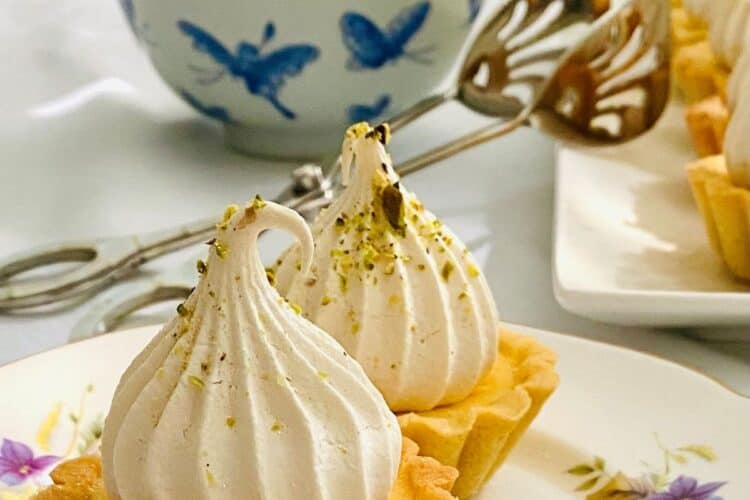 Lemon tartlets with pistachio meringues