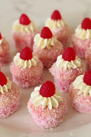 Little raspberry jelly cakes