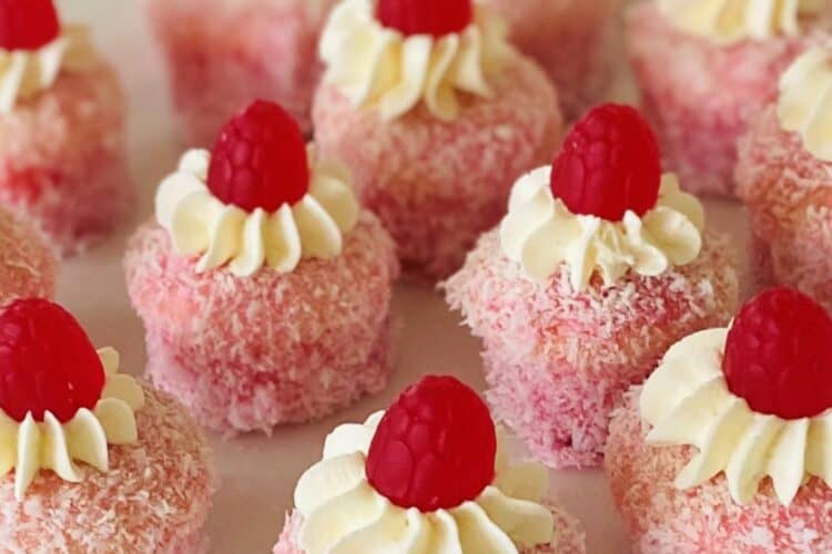 Little raspberry jelly cakes