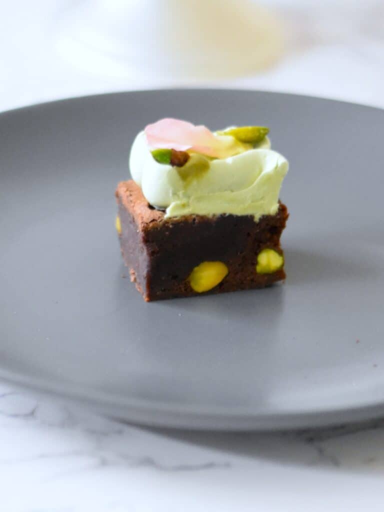 Pistachio brownies with pistachio buttercream bites