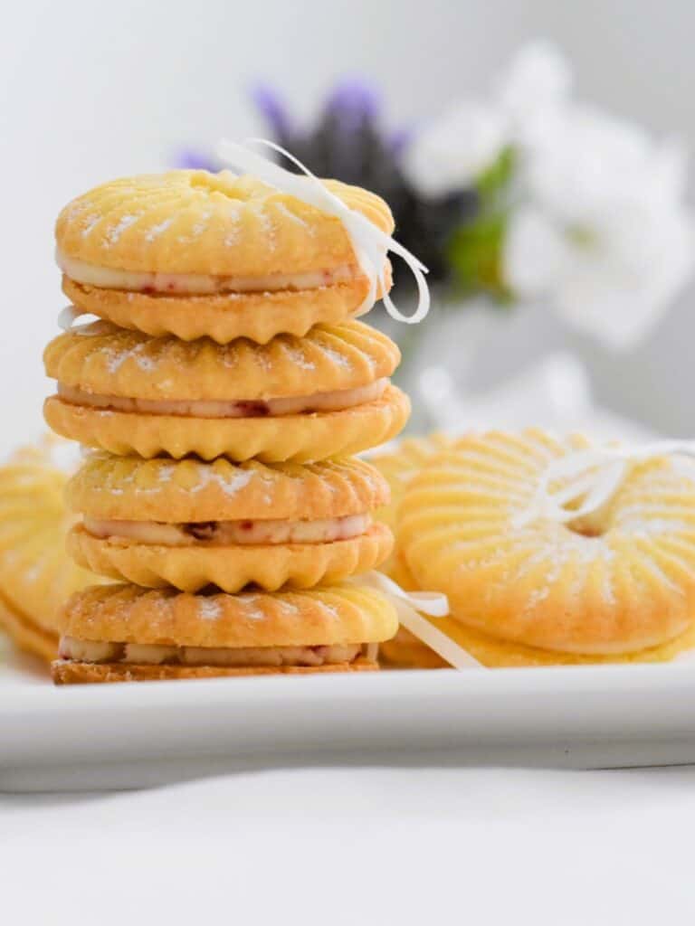 Melting moment rings stacked up