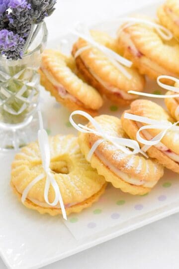 Melting moment rings on a long platter