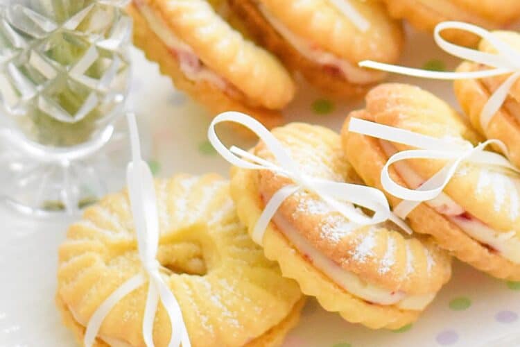 Melting moment rings on a long platter
