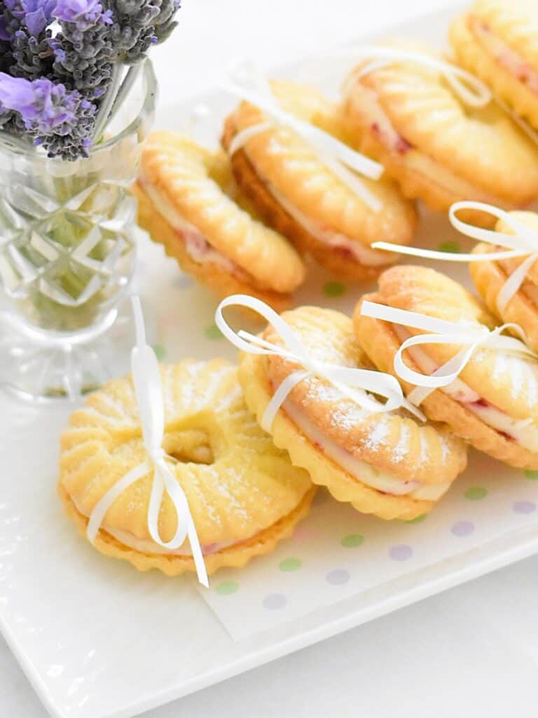 Melting moment rings on a long platter