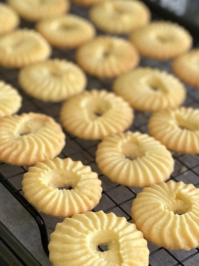 Melting moments cooling on a tray