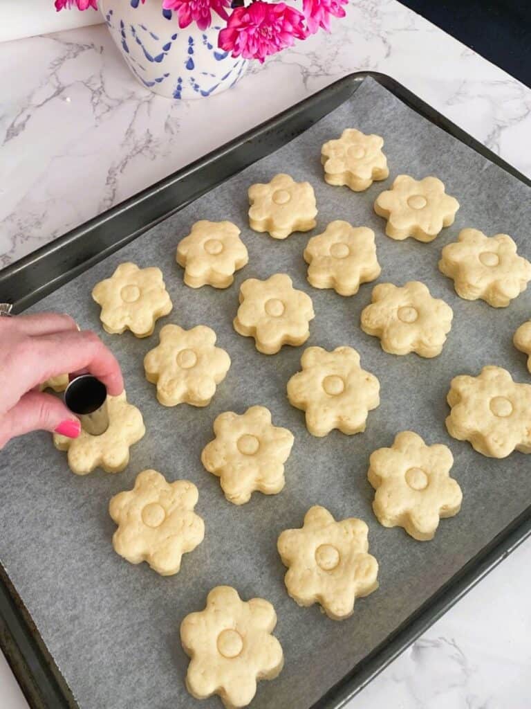mark the centre of the flower scones