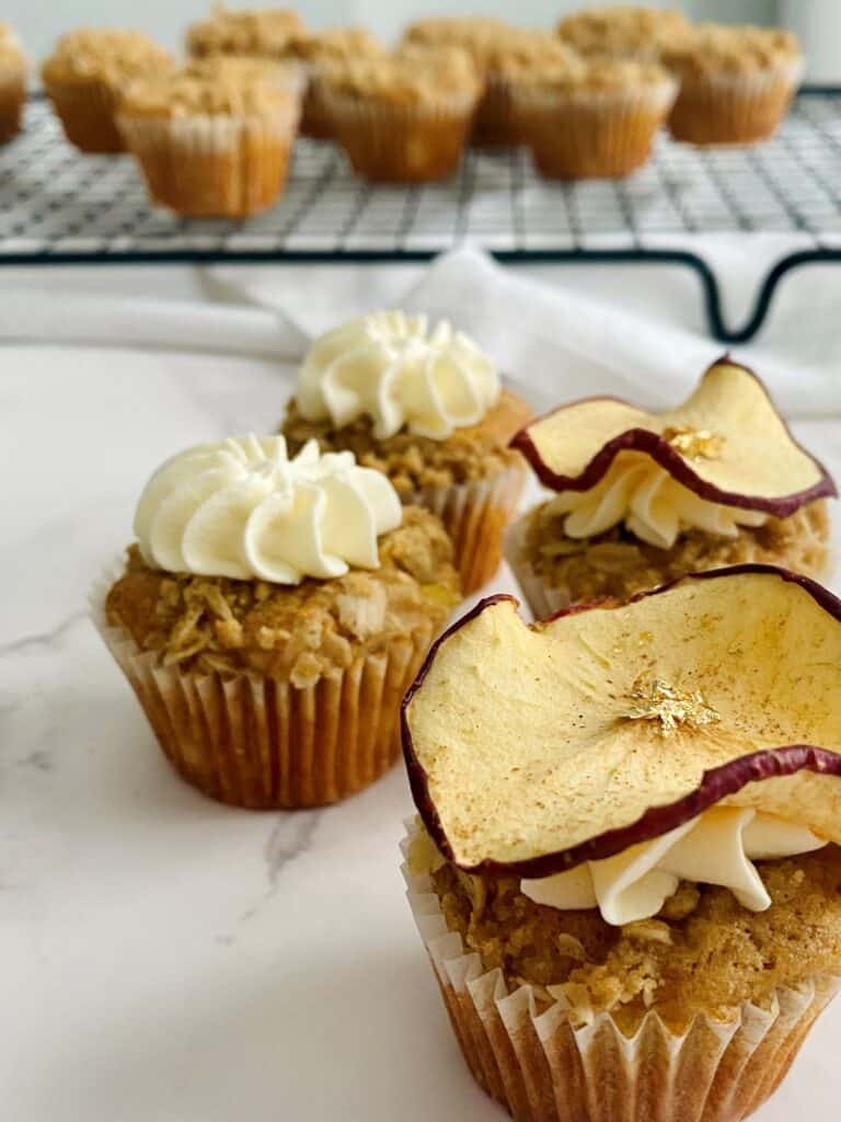 Apple crumble mini muffins with cream and apple chips