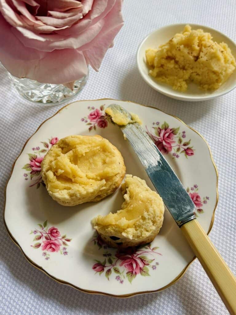 Raisin scones with rum butter