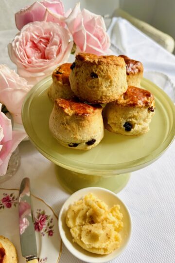 Raisin scones with rum butter