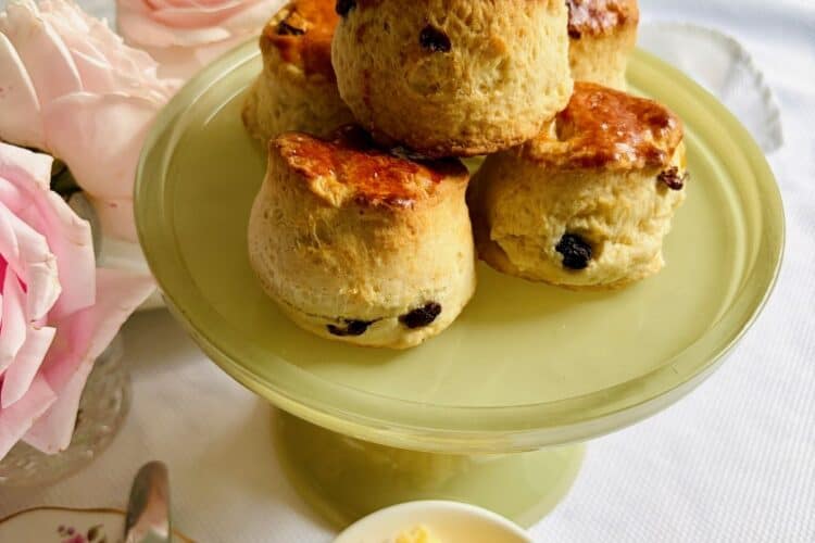 Raisin scones with rum butter