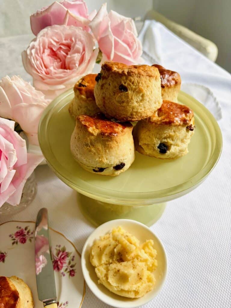 Raisin scones with rum butter