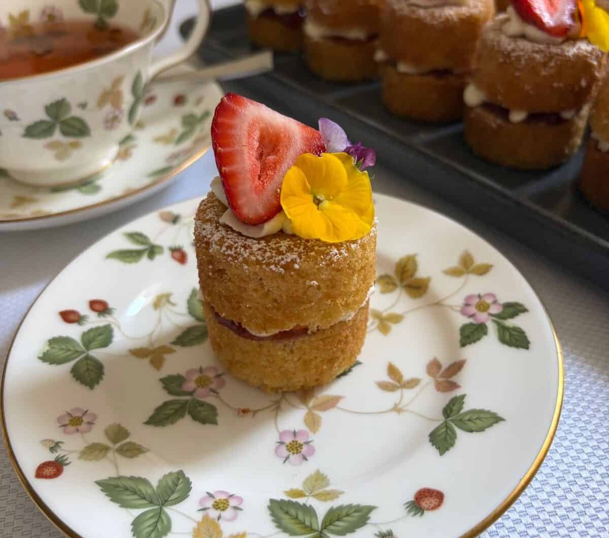 Easy Mini Victoria Sponge Cakes