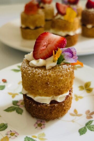 Easy mini victoria sponge cakes