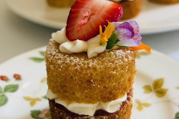 Easy mini victoria sponge cakes