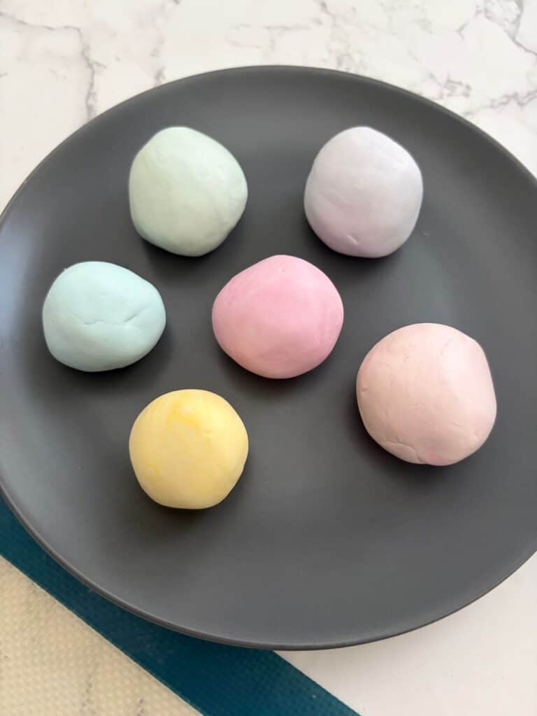 Pastel balls of fondant