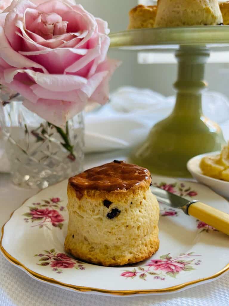 Raisin scones with rum butter