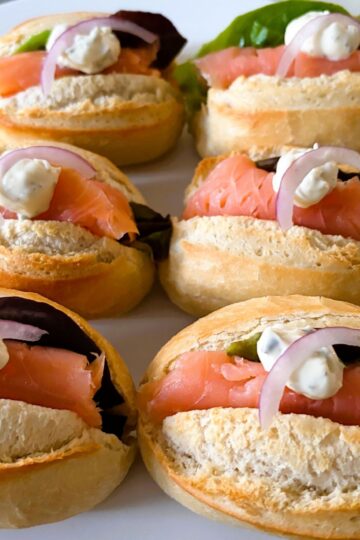 smoked salmon mini rolls with dill sauce