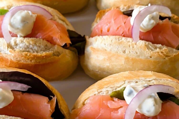 smoked salmon mini rolls with dill sauce
