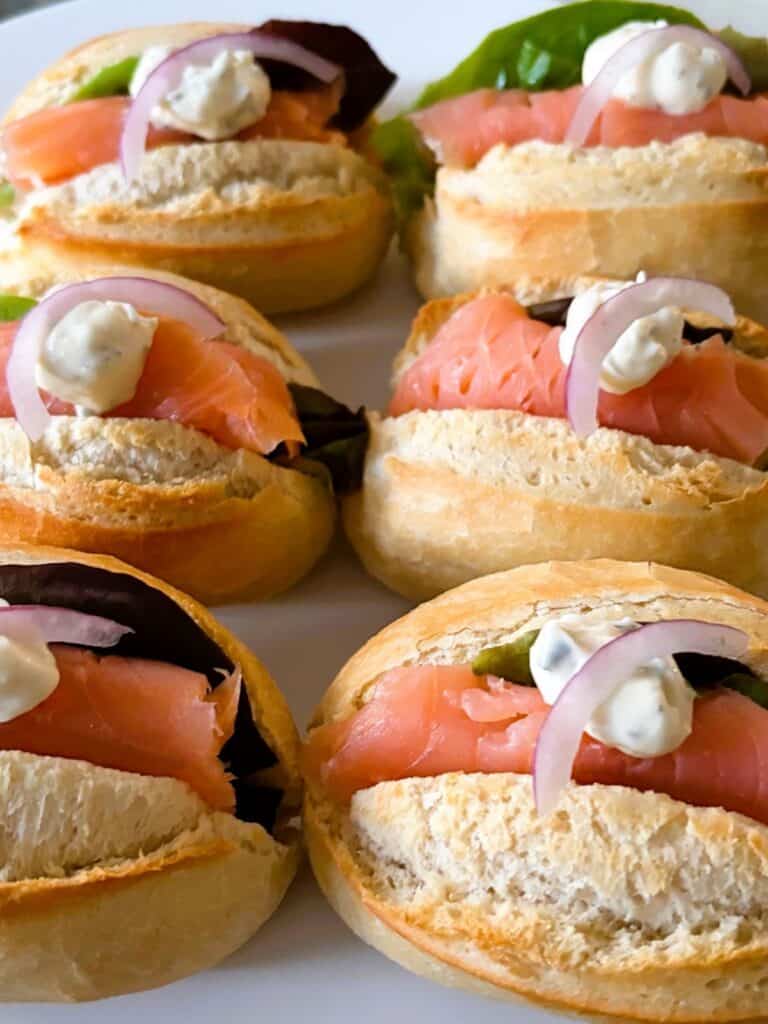 smoked salmon mini rolls with dill sauce