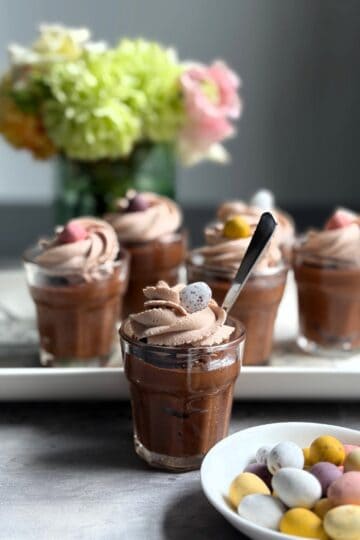 Mini Easter chocolate mousse cups