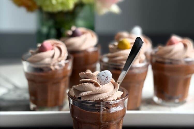 Mini Easter chocolate mousse cups