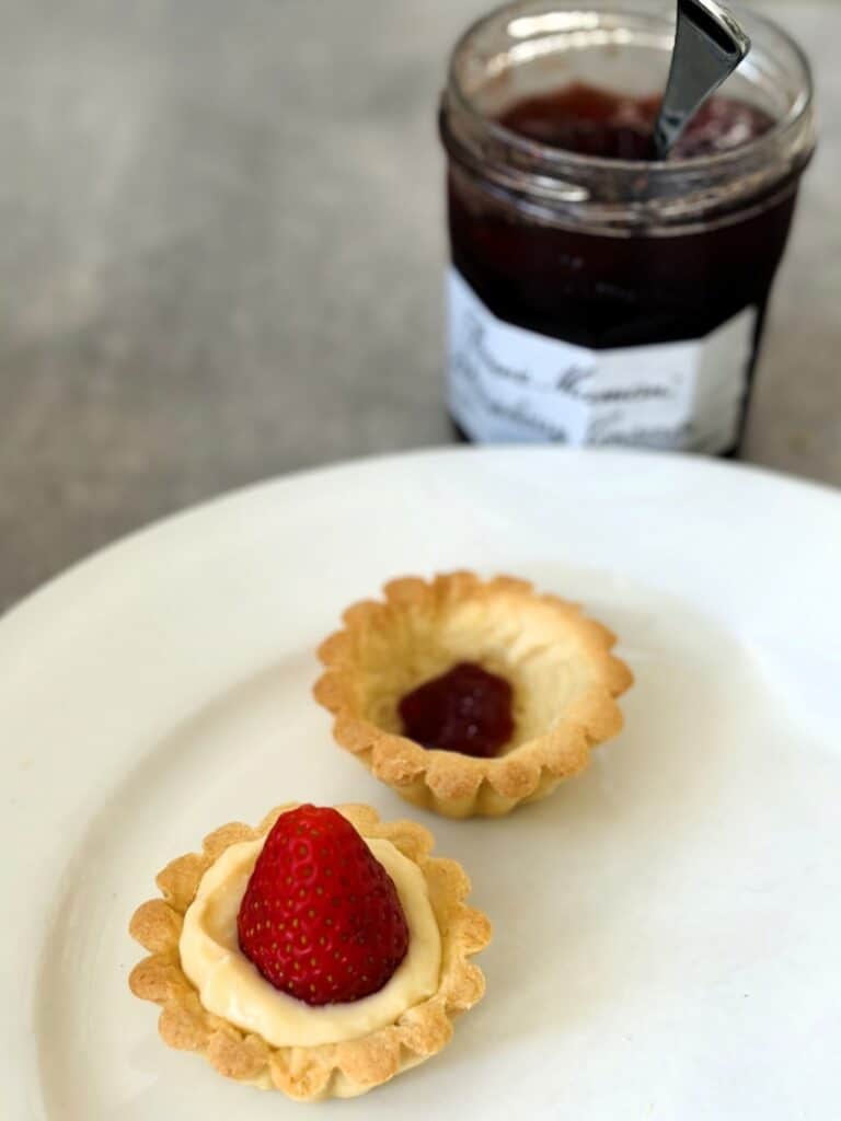 Fill the shells with jam and pastry cream